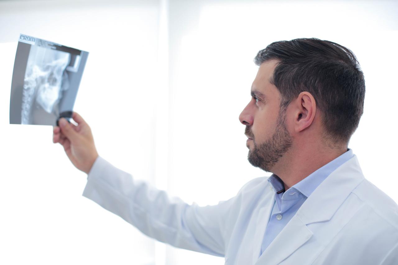 Dr. Luiz Guilherme analisando uma radiografia